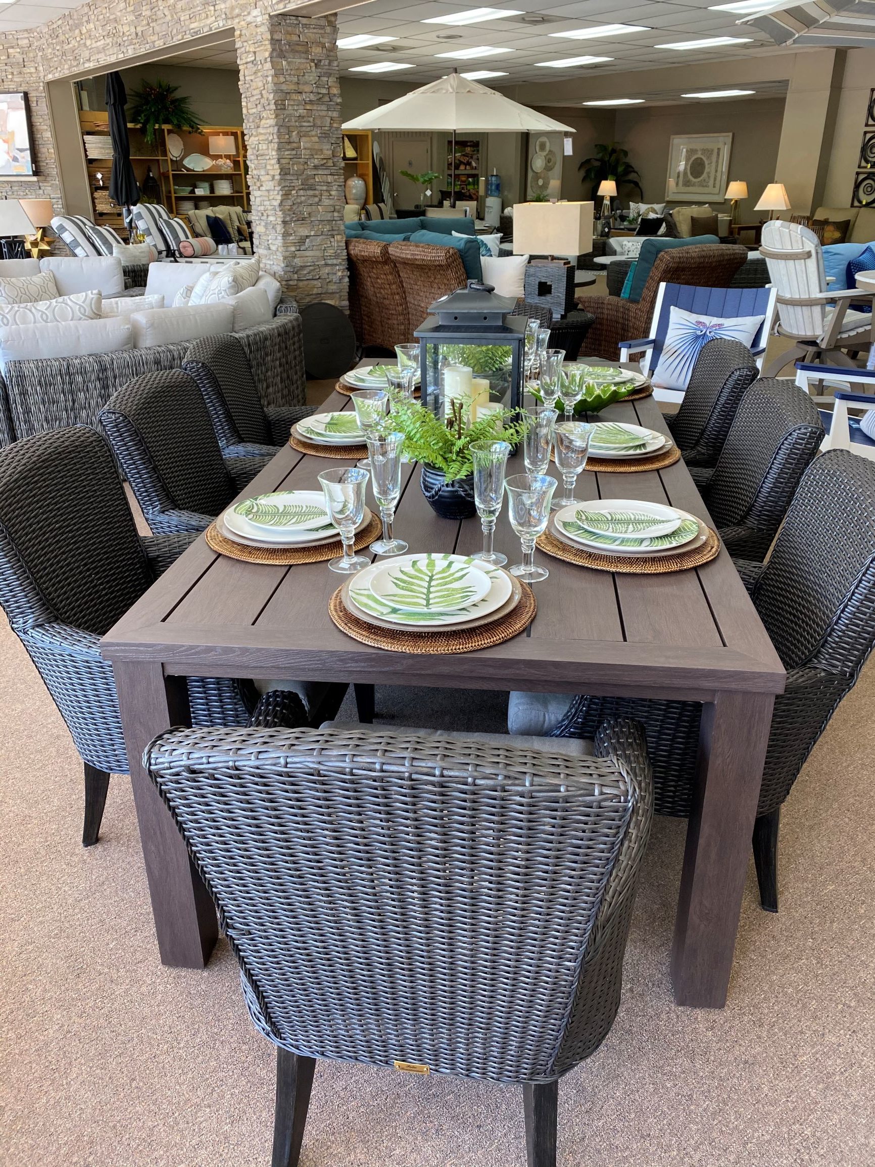 MONTEREY CUSHIONED DINING